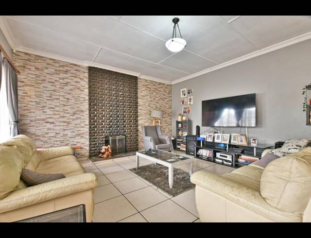 3 BEDROOM HOUSE FOR SALE IN SOUTH CREST